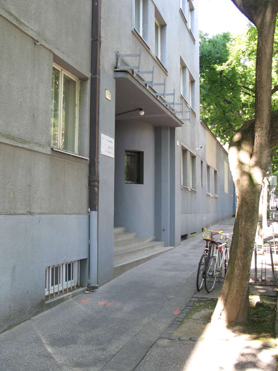 Vstup do študentského domova Svoradov